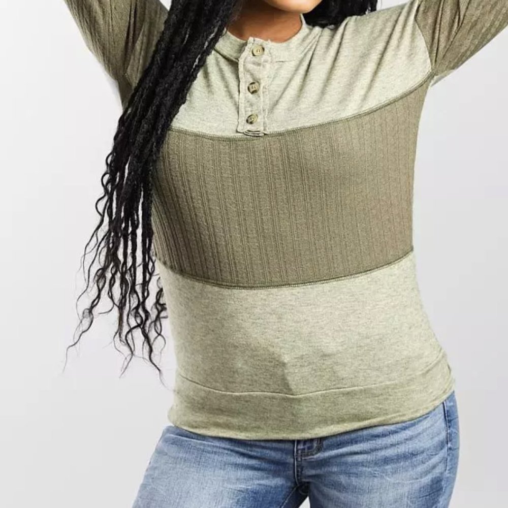BKE Colorblock Heathered Henley Raw Edge
